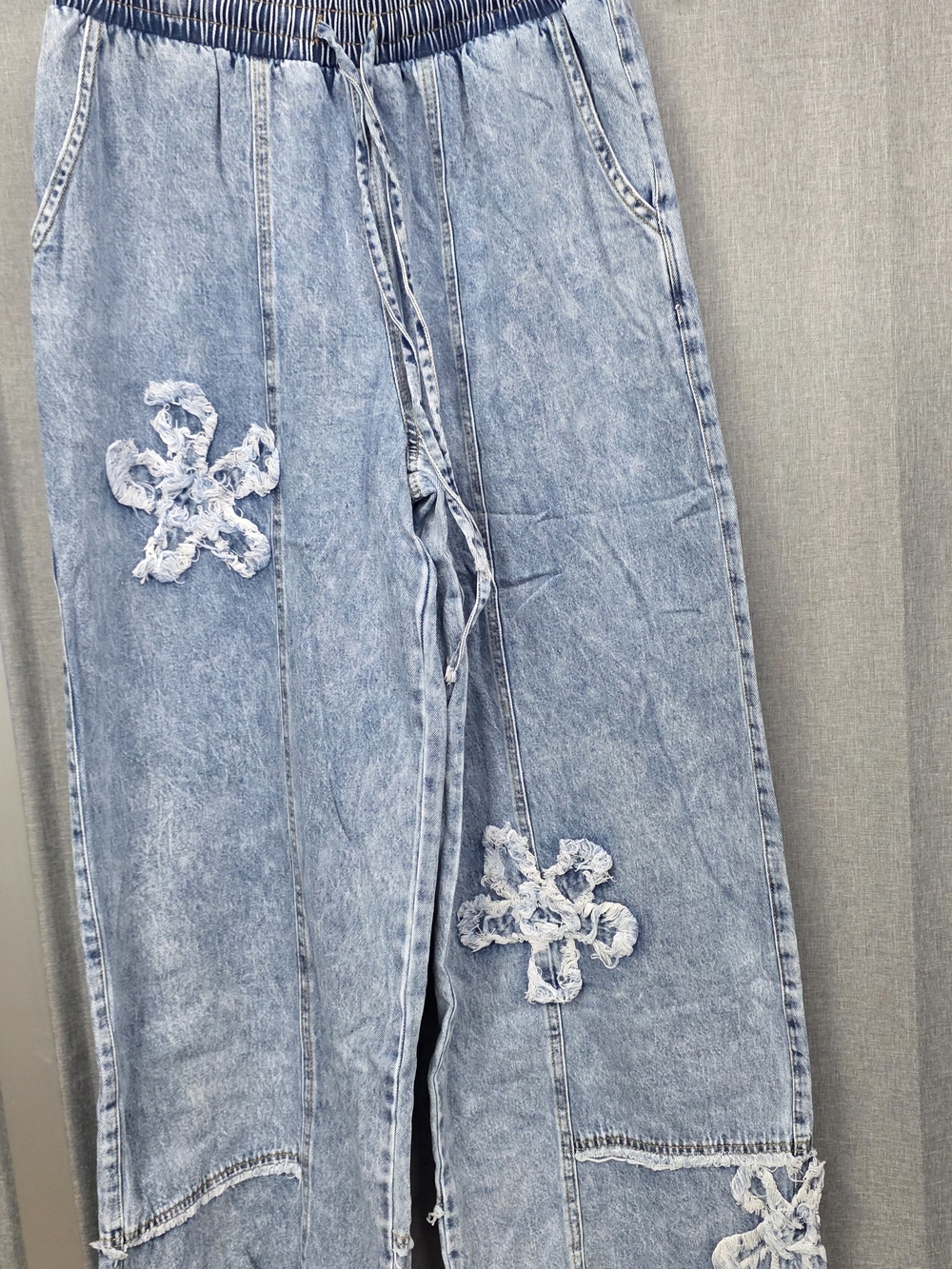 Light Blue Straight-Leg Women’s Jeans with Floral Appliqué